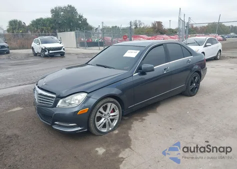 2014 Mercedes-Benz C 300 Luxury 4Matic z USA, uszkodzony, nr VIN WDDGF8AB0ER303512